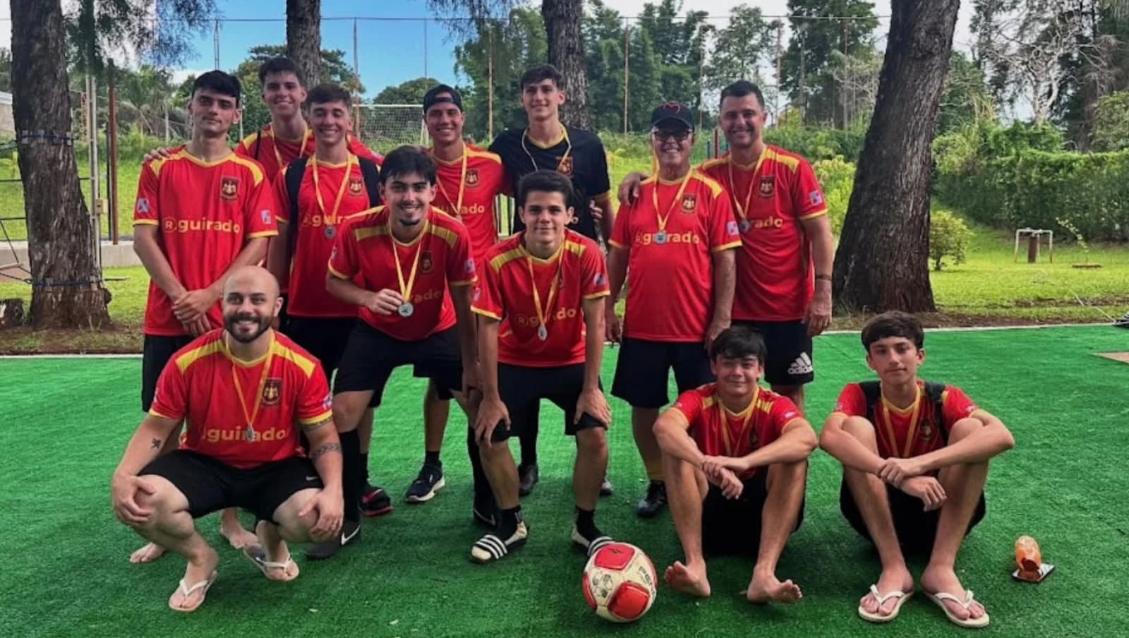 O primeiro Los Halcones, de vermelho, com as medalhas de vice-campeão.