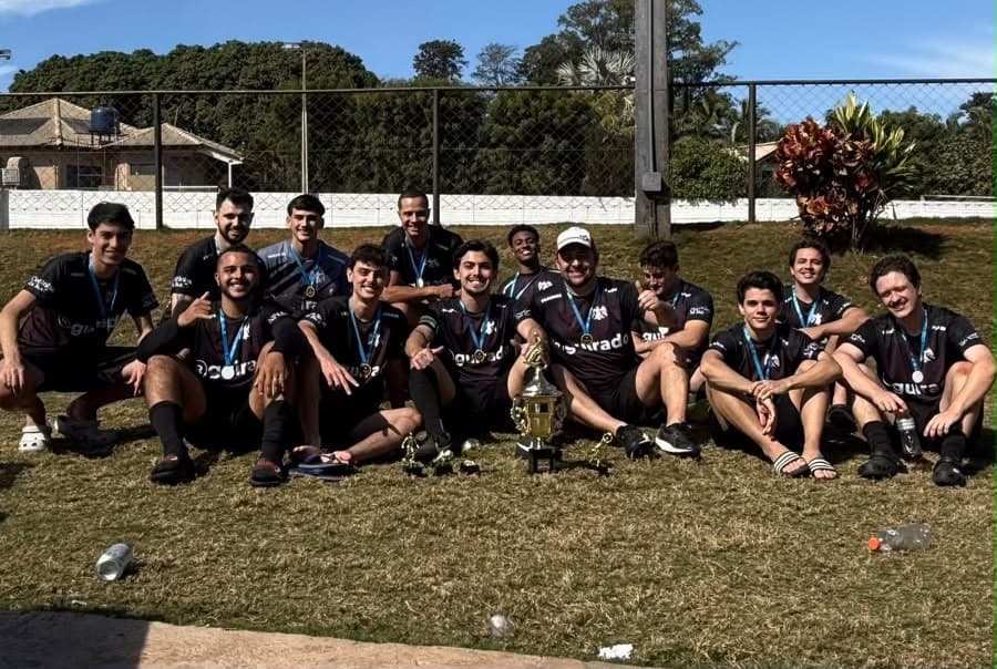 O Los Halcones de preto, campeão da Meller Cup, com a taça no meio do grupo.